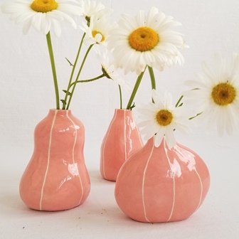 3 bud vases with daisies