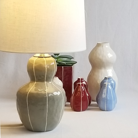 Table lamp with vases